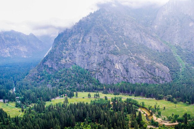 Hermoso paisaje montañoso y valle en el Parque Nacional Yosemite