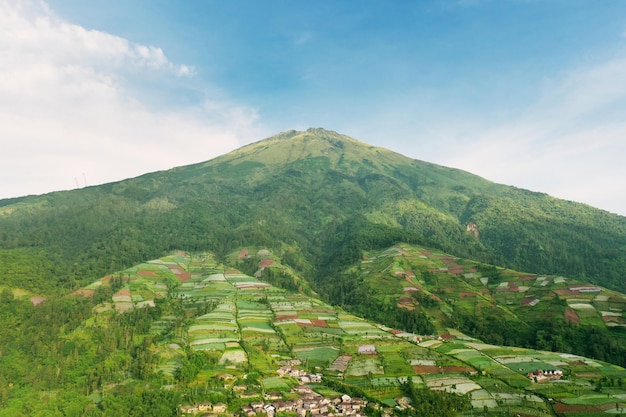 Hermoso paisaje del Monte Sumbing bajo un cielo azul