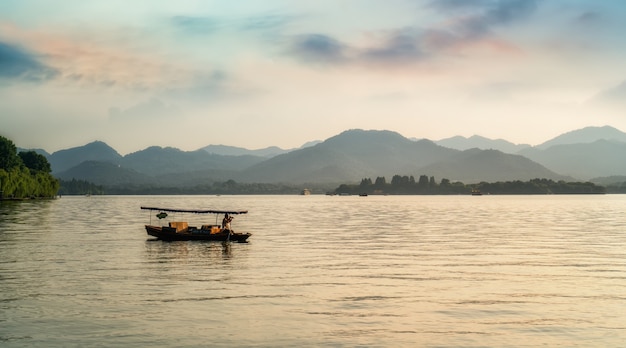 El hermoso paisaje natural y los barcos de madera del lago Hangzhou West