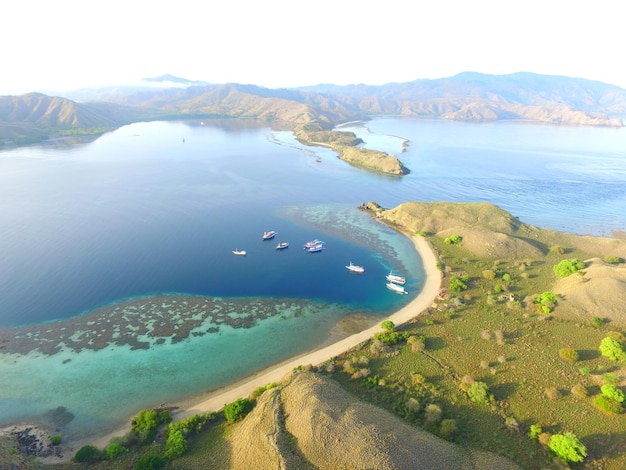 Hermoso paisaje natural en la isla de Komodo, Nusa Tenggara Oriental, Indonesia.