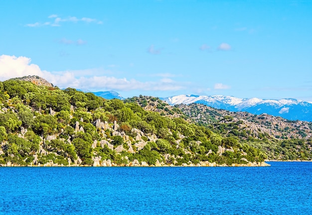 Hermoso paisaje natural con el mar Mediterráneo y las montañas en Turquía en el camino de Licia en invierno