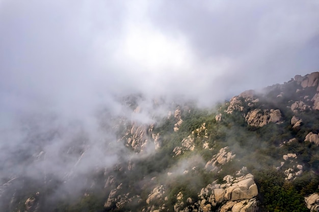 El hermoso paisaje natural de la montaña Laoshan en Qingdao