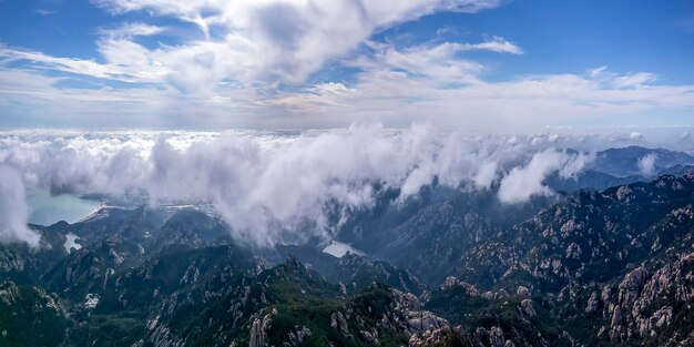 El hermoso paisaje natural de la montaña Laoshan en Qingdao