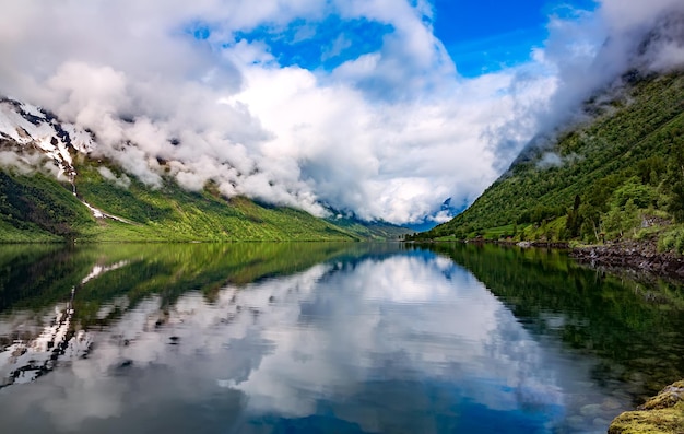 Hermoso paisaje natural de la naturaleza Noruega.