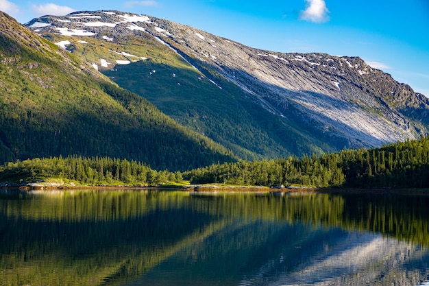 Hermoso paisaje natural de la naturaleza Noruega.