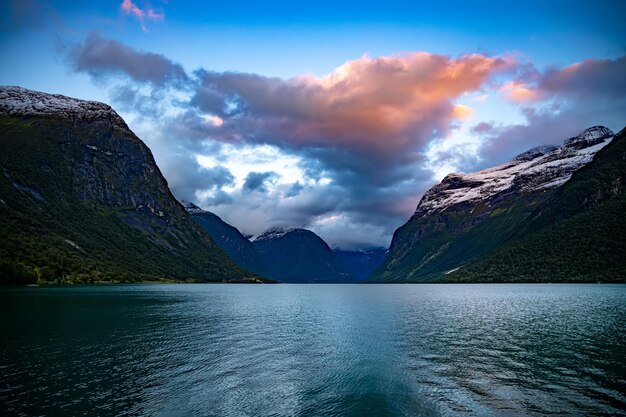 Hermoso paisaje natural de Nature Norway. lago lovatnet Valle de Lodal.