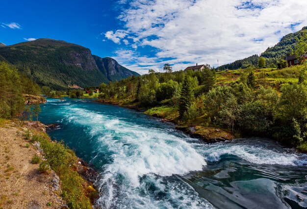 Hermoso paisaje natural de Nature Norway. lago lovatnet.