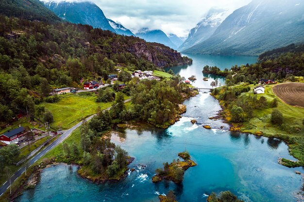 Hermoso paisaje natural de Nature Norway. lago lovatnet.