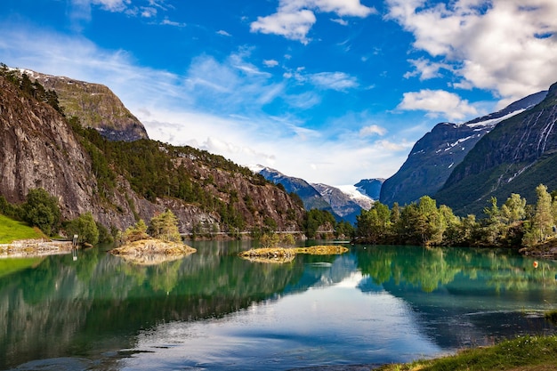 Hermoso paisaje natural de Nature Norway. lago lovatnet.