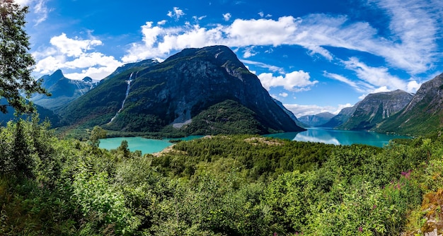 Hermoso paisaje natural de Nature Norway. lago lovatnet.