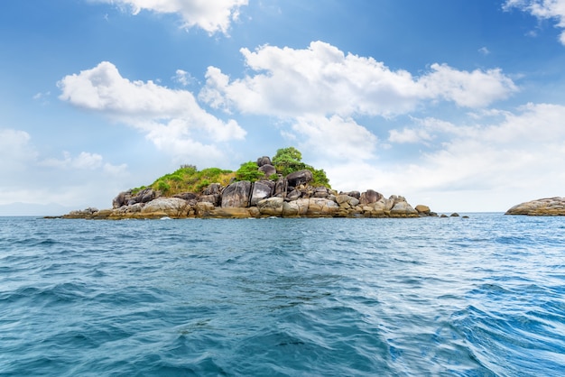 Hermoso paisaje natural de la pequeña isla de Ko Hin Sorn con rocas sorprendentemente superpuestas en el mar de Andaman y el cielo en las atracciones de verano cerca de Koh Lipe en el Parque Nacional Tarutao, Satun, Tailandia