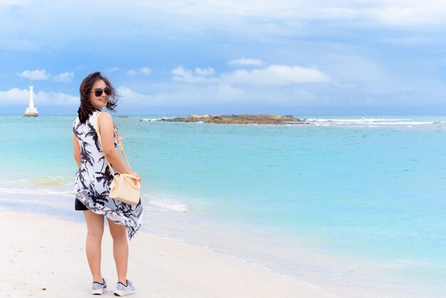 Hermoso paisaje natural de la playa y el mar en el cielo de verano y turista alegre vistiendo sunglasse sonriendo en el Parque Nacional de la isla de Tarutao, Satun, Tailandia