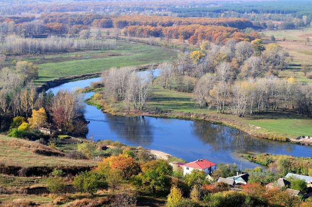 Hermoso paisaje natural de un pueblo