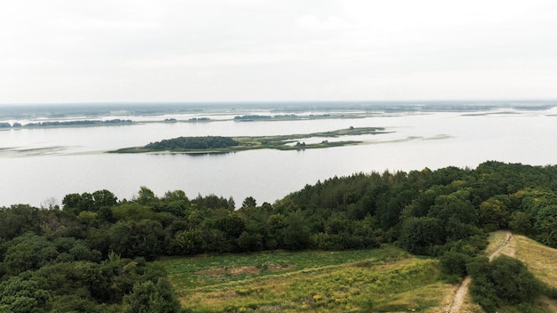 Foto hermoso paisaje natural del río y el bosque verde a vista de pájaro imágenes de aviones no tripulados