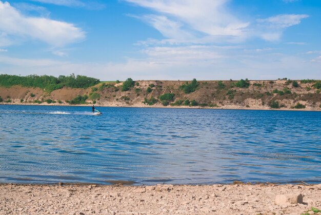 Hermoso paisaje natural del río