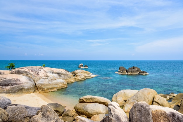 Hermoso paisaje natural de la roca y el mar azul en la costa cerca de la vista panorámica de Hin Ta Hin Yai es un símbolo de los destinos turísticos famosos de la isla de Koh Samui, provincia de Surat Thani, Tailandia