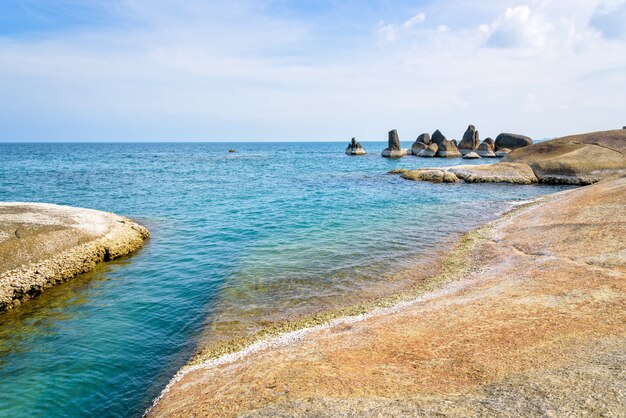 Hermoso paisaje natural de la roca y el mar azul en la costa cerca de la vista panorámica de Hin Ta Hin Yai es un símbolo de los destinos turísticos famosos de la isla de Koh Samui, provincia de Surat Thani, Tailandia