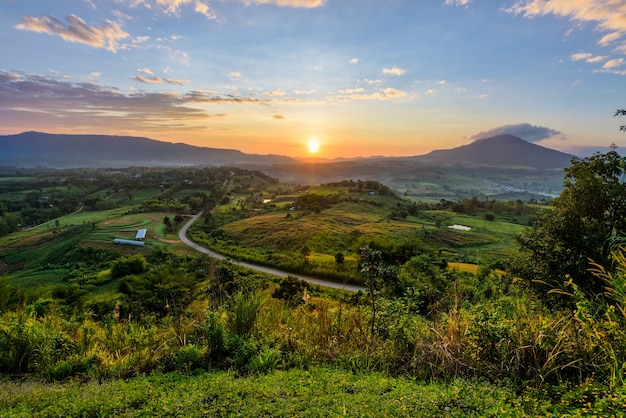 Hermoso paisaje de la naturaleza del colorido cielo y las montañas durante el amanecer en Khao Takhian Ngo View Point, atracciones de Khao Kho en Phetchabun, Tailandia