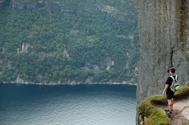 Hermoso paisaje de la naturaleza en Noruega. Increíble naturaleza salvaje en Europa.