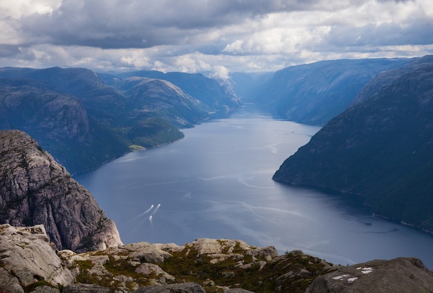 Hermoso paisaje de la naturaleza en Noruega. Increíble naturaleza salvaje en Europa.