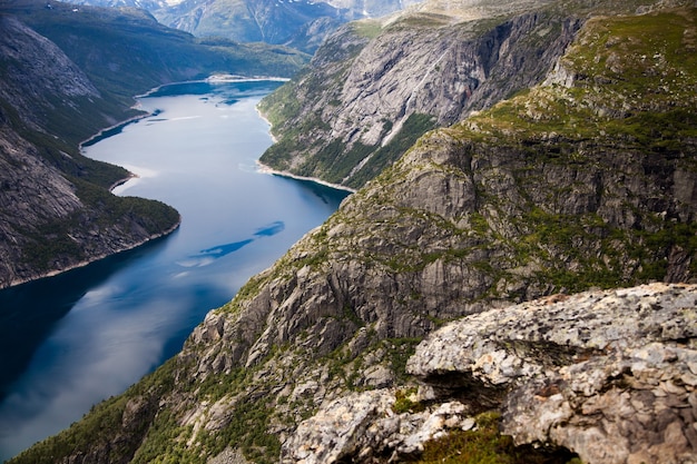 Hermoso paisaje de la naturaleza en Noruega. Increíble naturaleza salvaje en Europa.