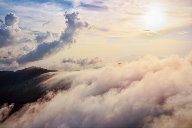 Hermoso paisaje de la naturaleza de la nube de luz solar colorida de alta montaña y el cielo en la gama Phi Pan Nam durante la puesta de sol en invierno desde el punto de vista del parque forestal de Phu Chi Fa en la provincia de Chiang Rai, Tailandia