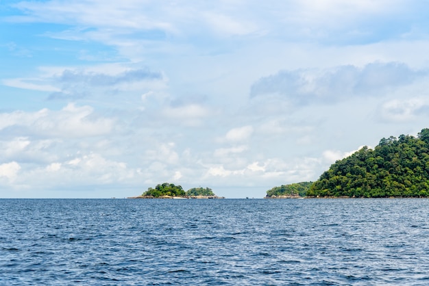 Hermoso paisaje de naturaleza tropical de nubes marinas y cielo azul en verano en Koh Rockroy es una pequeña isla con snorkel de buceo en arrecifes de coral durante el viaje a Ko Lipe, Parque Nacional Tarutao, Satun, Tailandia