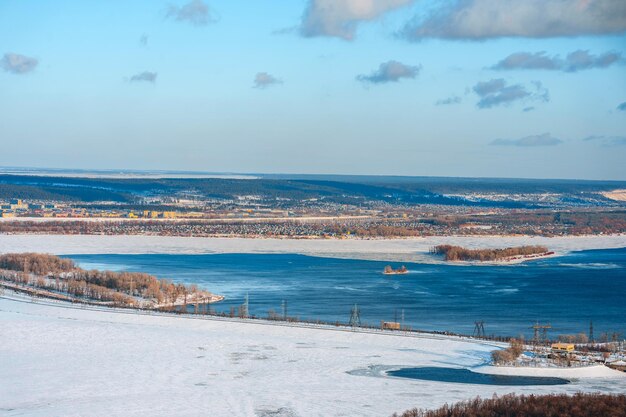 Hermoso paisaje nevado de invierno y vistas de la ciudad de Togliatti el río Volga