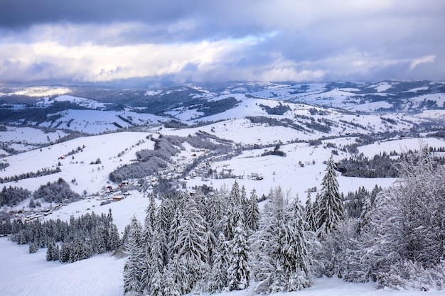 Hermoso paisaje nevado en las montañas en día de invierno