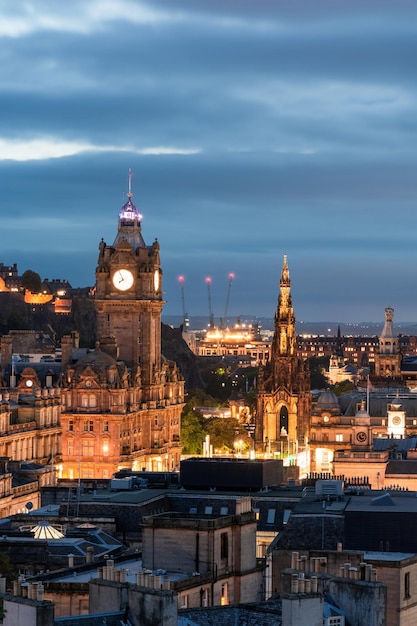 Hermoso paisaje nocturno de Edimburgo en Escocia luces nocturnas