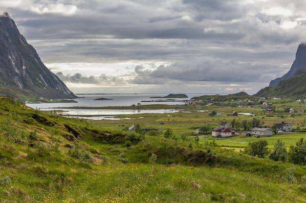 Hermoso paisaje noruego, Lofoten, vista de los fiordos