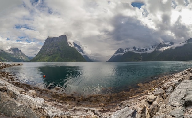 Hermoso paisaje noruego. Vista de los fiordos con agua turquesa. Noruega ideal fiordo reflejo en agua clara. Vista panorámica