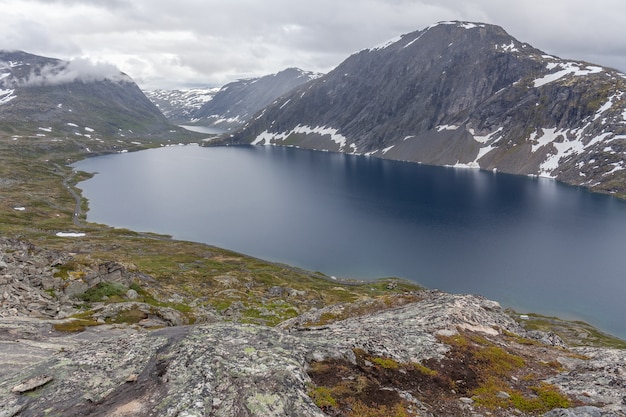 Foto hermoso paisaje noruego. vista de los fiordos. noruega ideal fiordo reflejo en agua clara.