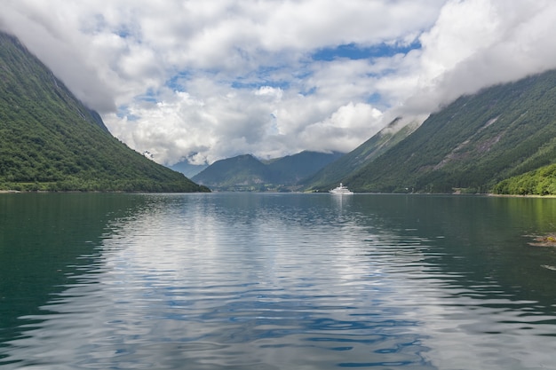 Hermoso paisaje noruego. Vista de los fiordos. Noruega ideal fiordo reflejo en agua clara.