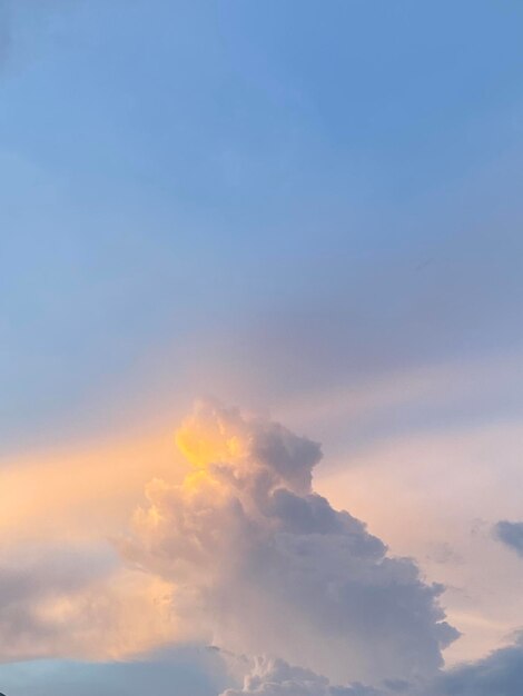 Hermoso paisaje nublado en el cielo del atardecer