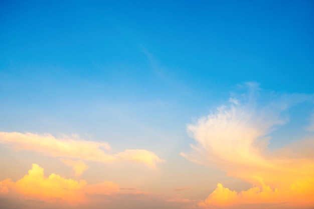 Hermoso paisaje nublado con cielo azul y nubes esponjosas al atardecer