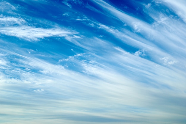 Foto hermoso paisaje nublado con cirros en el cielo azul