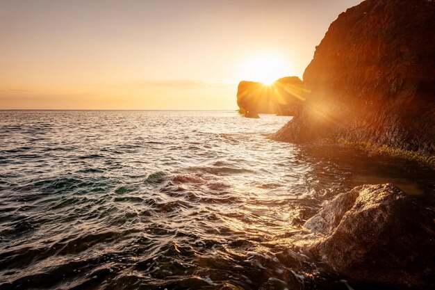 Hermoso paisaje nublado sobre el tiro del amanecer del mar