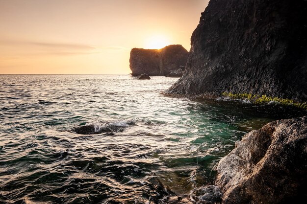 Hermoso paisaje nublado sobre el tiro del amanecer del mar