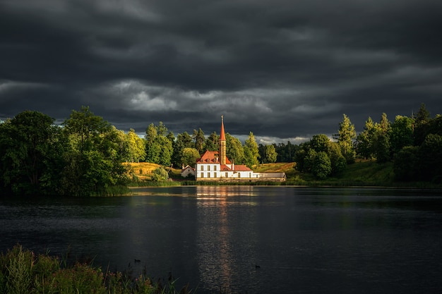 Hermoso paisaje nublado de verano con un Priorato Palace en Gatchina. Rusia.