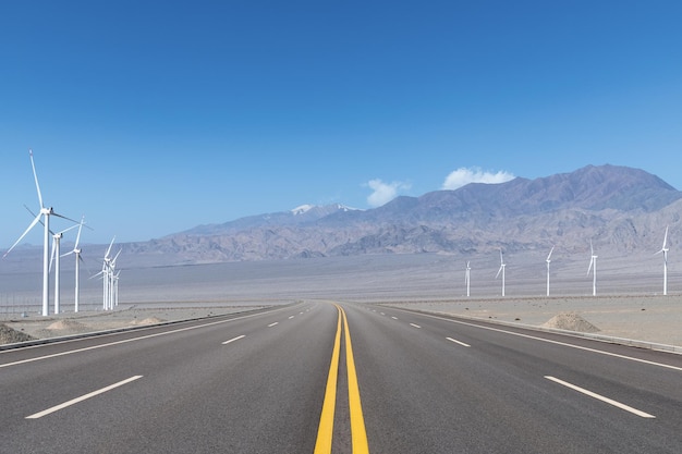 Hermoso paisaje de nueva energía con carretera en el desierto occidental