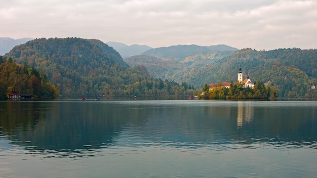 Hermoso paisaje de otoño alrededor de la isla del lago Bled con la Iglesia un
