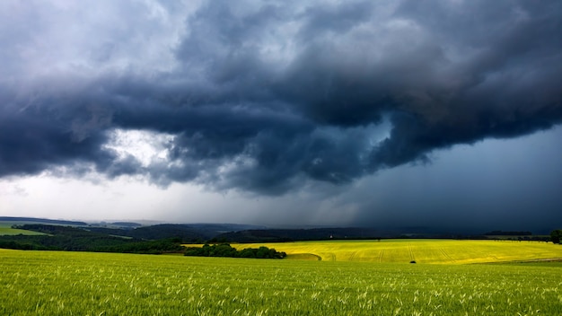 Hermoso paisaje de un paisaje verde bajo impresionantes nubes