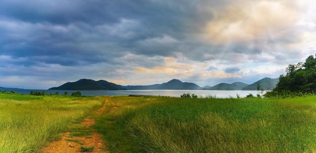 Hermoso paisaje panorámico del embalse de Srinagarind o presa de Srinakharin con rayos de sol en la noche, provincia de Kanchanaburi, Tailandia