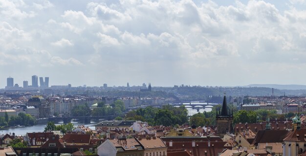 Hermoso paisaje panorámico desde el mirador del complejo del Castillo de Praga viendo el Puente de Carlos y el paisaje urbano de Praga, República Checa