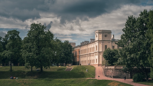 Hermoso paisaje panorámico del parque con un estanque y un gran palacio de Gatchina. Rusia