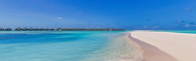 Foto hermoso paisaje panorámico de villas sobre el agua, isla maldivas, océano índico. tropical de lujo