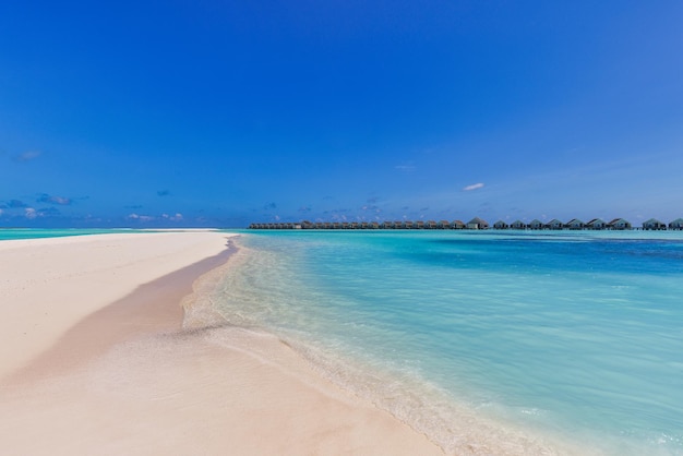 Hermoso paisaje panorámico de villas sobre el agua, isla Maldivas, Océano Índico. tropical de lujo