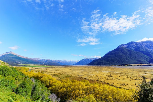 Hermoso paisaje del Parque Nacional Arthur's Pass en otoño, Isla del Sur de Nueva Zelanda