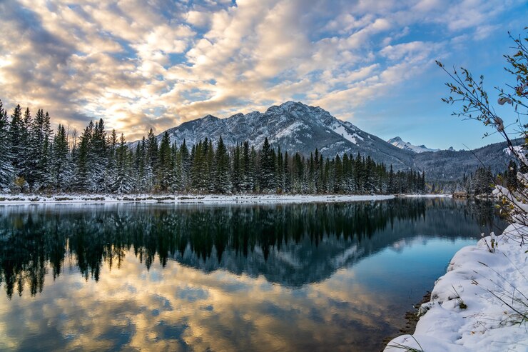 Hermoso paisaje del Parque Nacional Banff en el atardecer de invierno Monte Norquay con nubes de colores